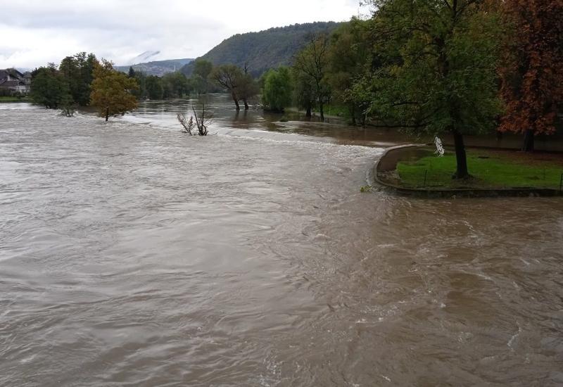 Rijeka Una premašila kritičnu točku: Bihać pod vodom